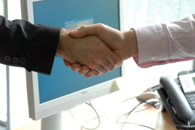 handshake-440959_960_720-640x426